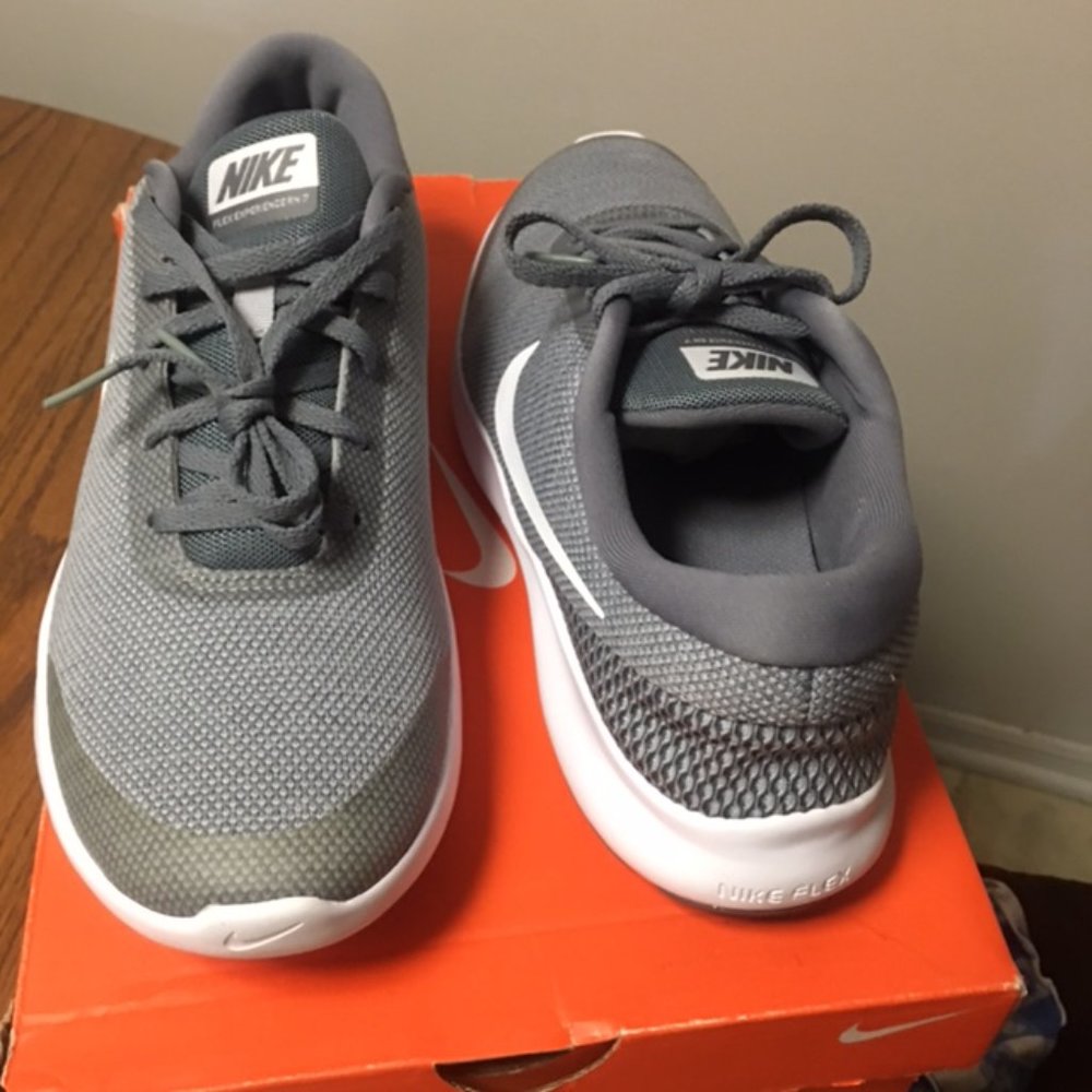 NEW IN BOX  Women's Size 10.5 NIKE Flex RN7 - Picture 3 of 11